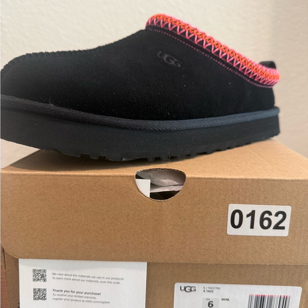 NWT UGG Kids Size 6 Women’s Size 7 Black and Pink Booty Slippers - Picture 6 of 7